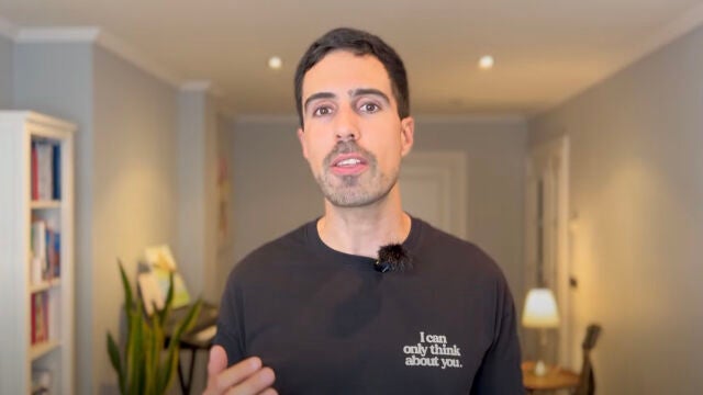 Álex Docampo, dermatólogo: “El protector solar casero no protege; es como ponerse una camiseta con agujeros”
