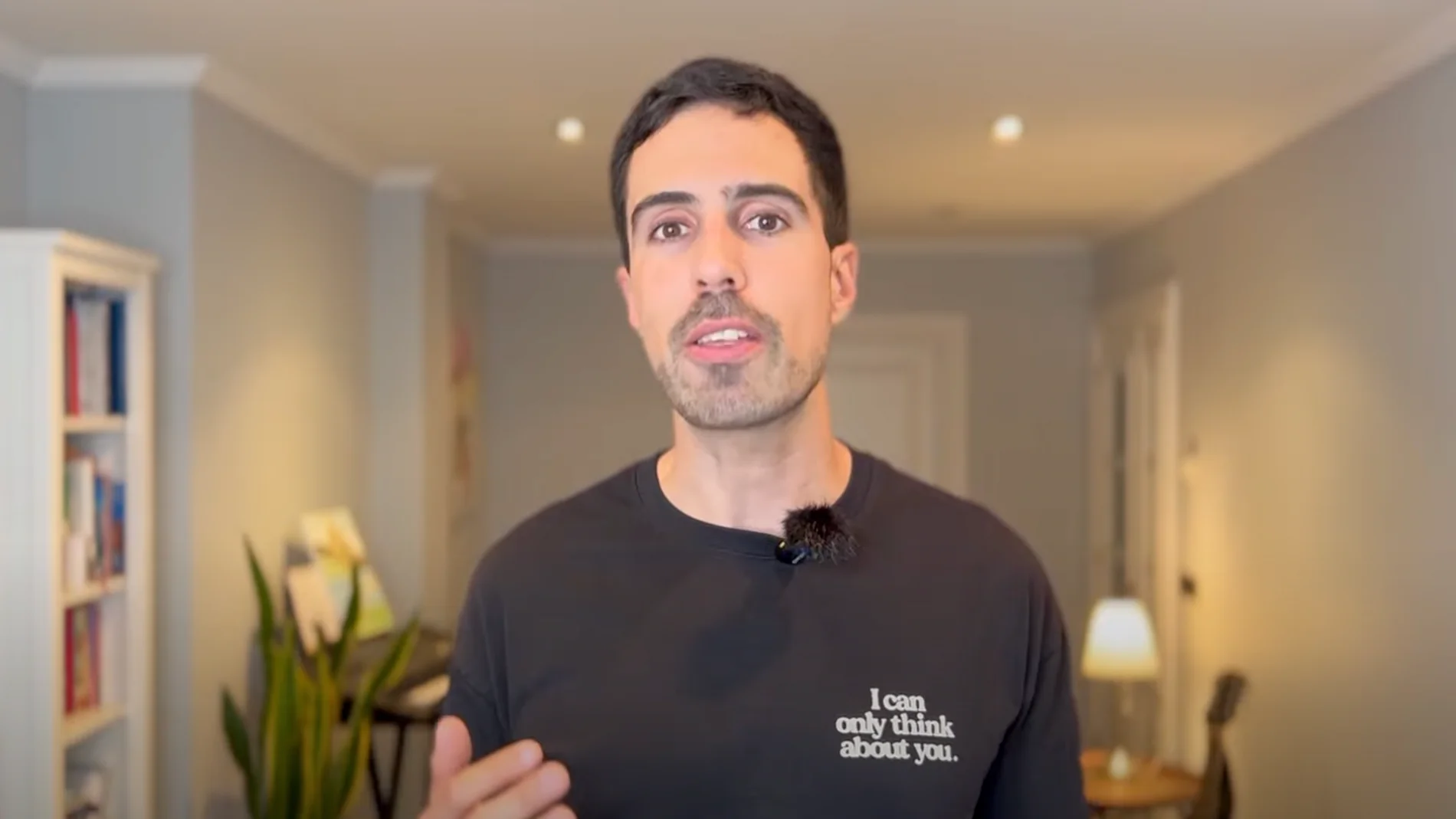 Álex Docampo, dermatólogo: “El protector solar casero no protege; es como ponerse una camiseta con agujeros”