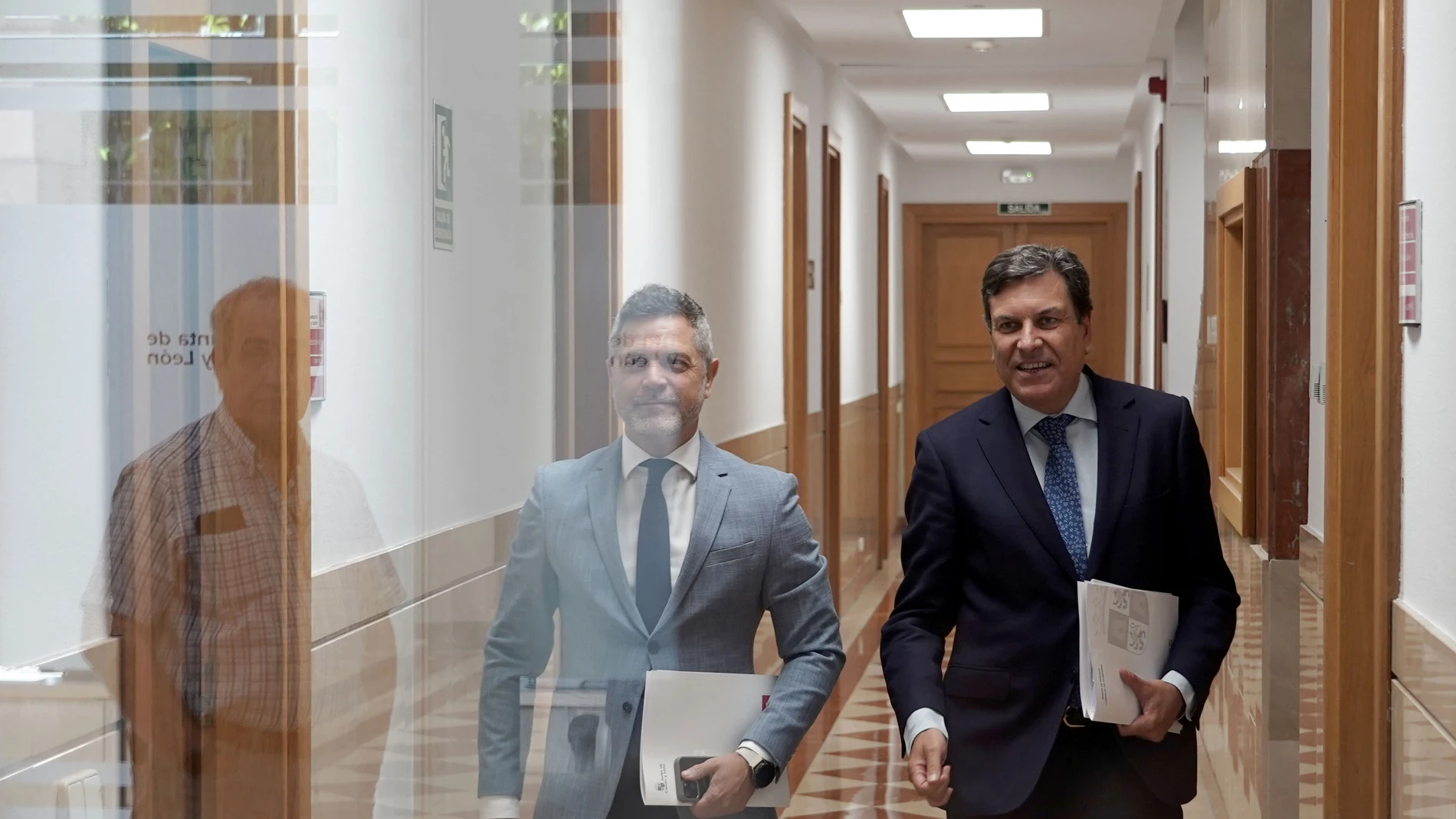 El portavoz de la Junta, Carlos Fernández Carriedo, y el director de Comunicación, Julio López, antes de informar de los acuerdos del Consejo de Gobierno