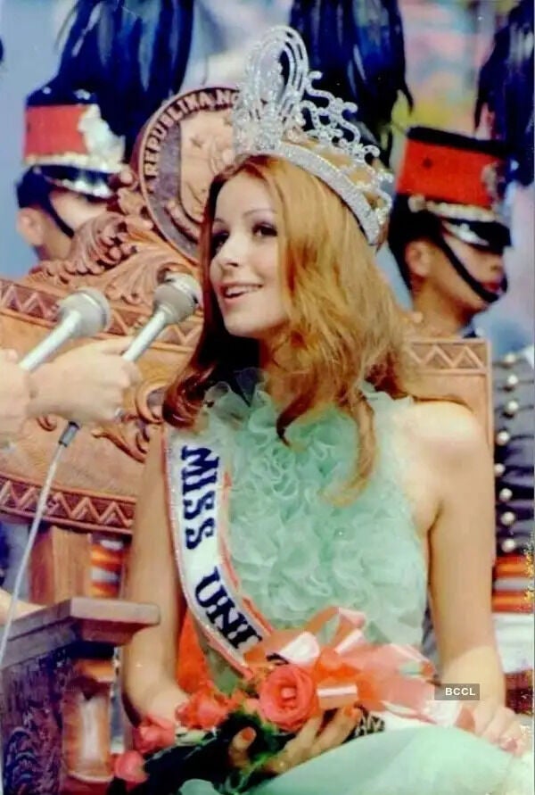 Amparo Muñoz, Miss España 1973, instantes después de ganar el certamen de Miss Universo 1974