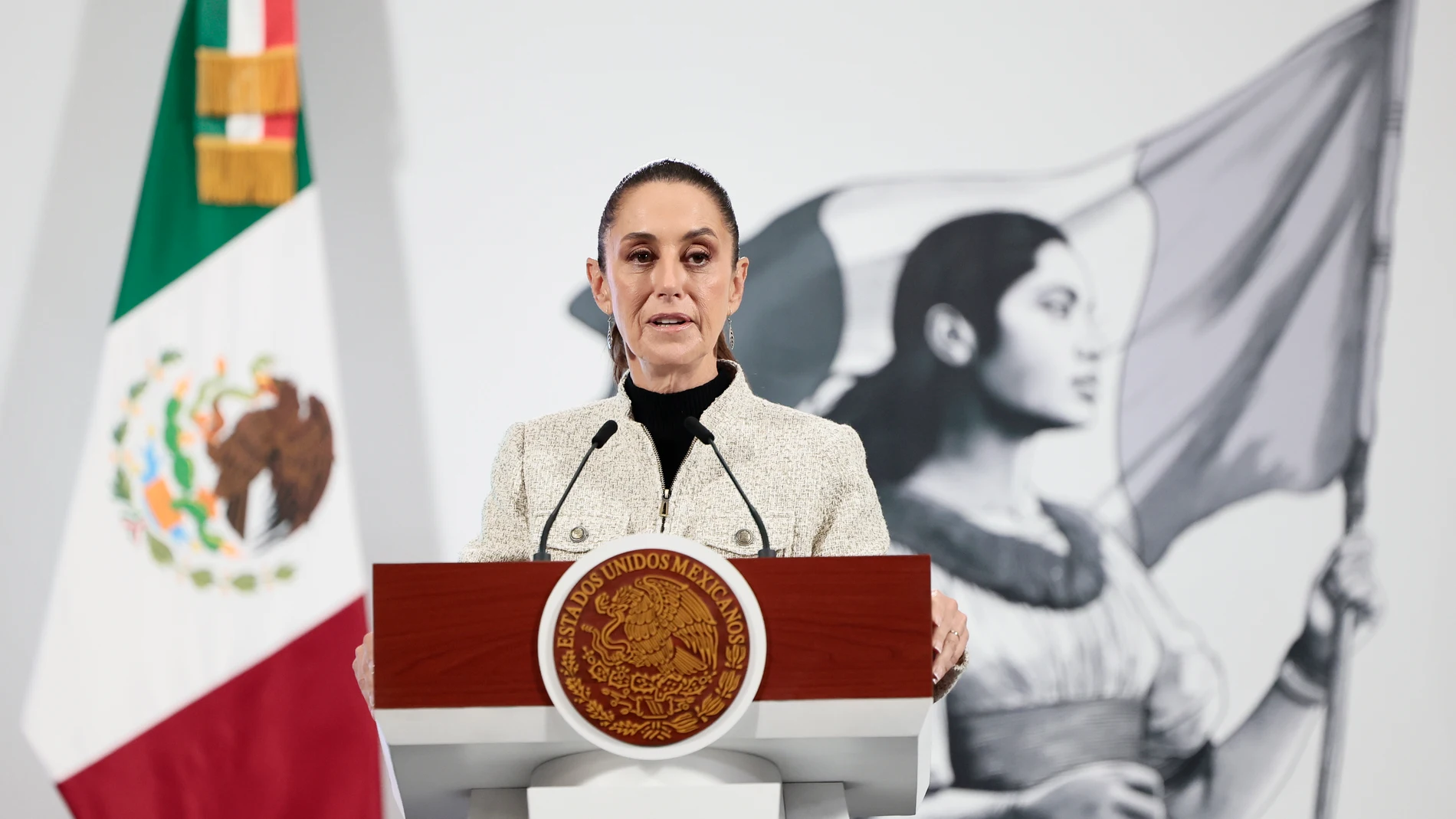 MEX8463. CIUDAD DE MÉXICO (MÉXICO), 24/07/2025.- La presidenta de México, Claudia Sheinbaum, habla durante una rueda de prensa este jueves, en el Palacio Nacional, en Ciudad de México (México). Sheinbaum, afirmó que, a finales de agosto, el vicepresidente de Brasil, Geraldo Alckmin, y empresarios del país visitarán México para reunirse con el gabinete del gobierno y empresarios mexicanos con la intención de llegar a acuerdos comerciales entre ambos países. EFE/José Méndez