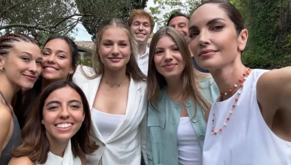 Eugenia Silva con Leonor y Sofía.