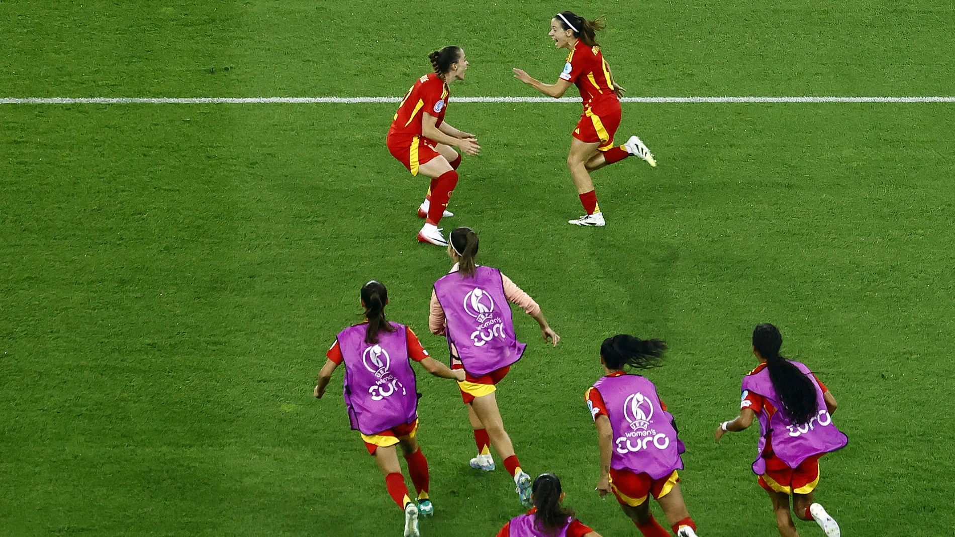 Spain's Aitana Bonmati, background right celebrates with teammates after scoring a goal during the Women's Euro 2025 semifinals soccer match between Germany and Spain at Stadion Letzigrund in Zurich, Switzerland, Wednesday, July 23, 2025. (Michael Buholzer/Keystone via AP)