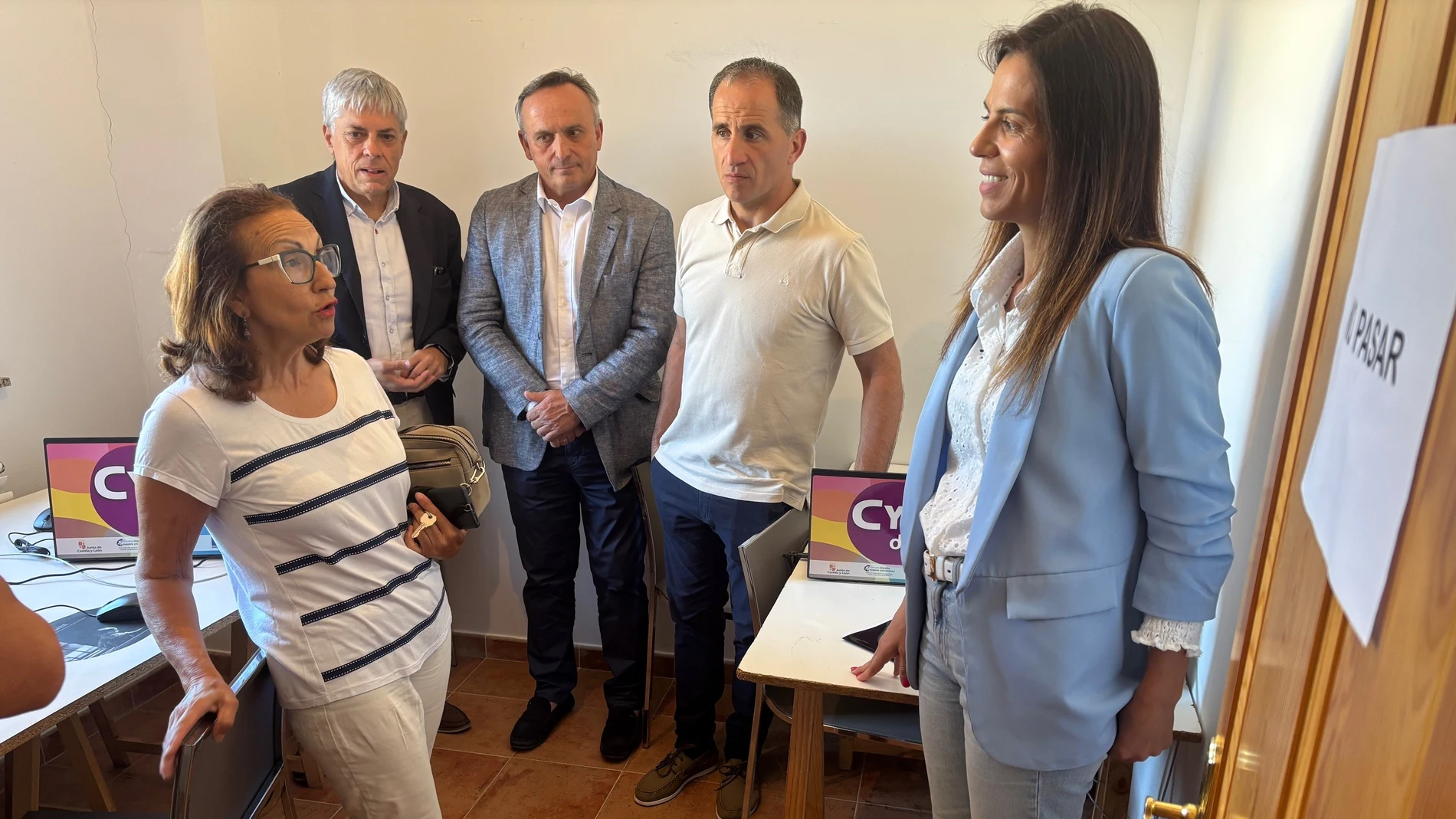 El viceconsejero de Transformación Digital, Luis Enrique Ortega, visita el centro asociado de Castrocontrigo
