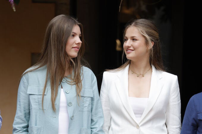 Los looks de Sofía y Leonor.