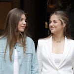 Los looks de Sofía y Leonor.