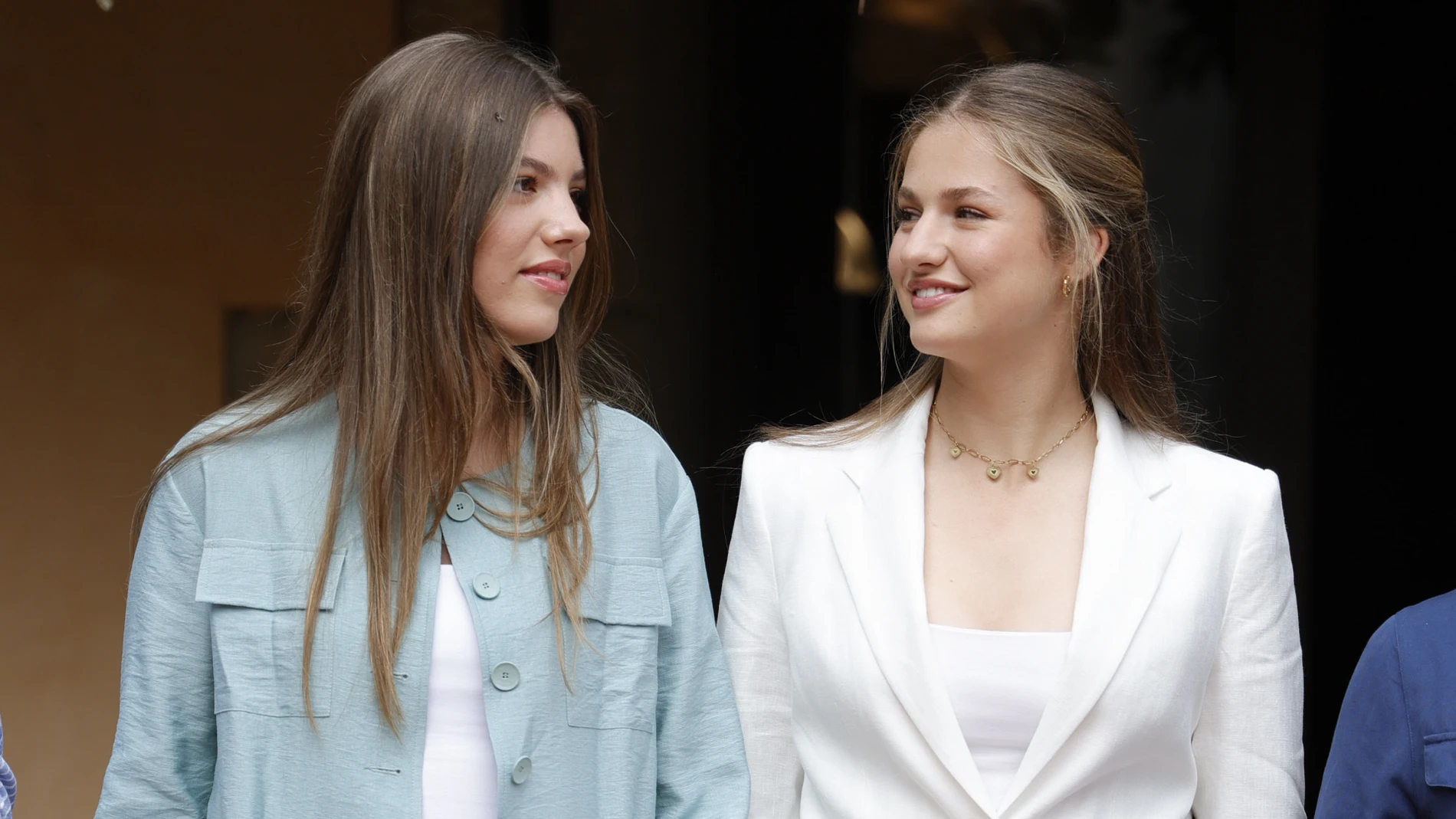 Los looks de Sofía y Leonor.
