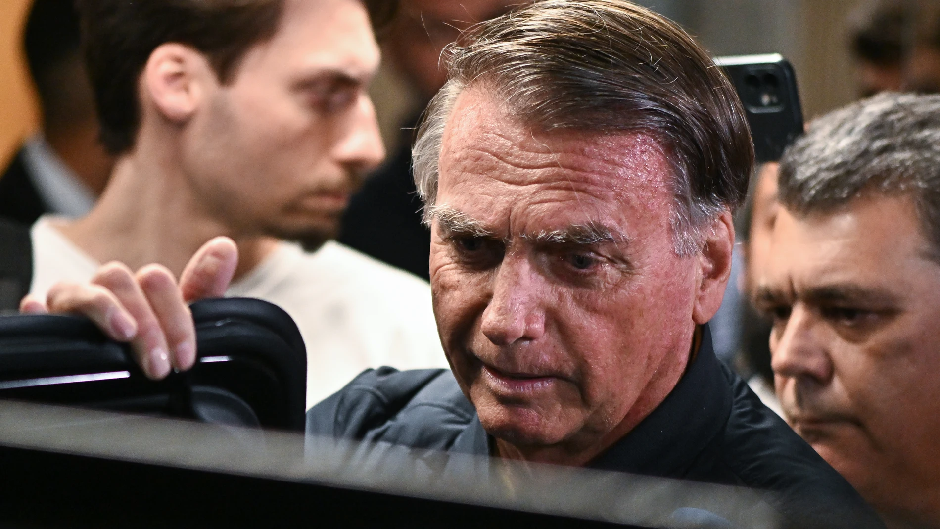 AME5114. BRASILIA (BRASIL), 24/07/2025.- El expresidente de Brasil Jair Bolsonaro sale de la sede del Partido Liberal este jueves, en Brasilia (Brasil). Las restricciones a Bolsonaro fueron ordenadas en el marco de una nueva investigación, que intenta determinar la responsabilidad del líder ultraderechista y su hijo y diputado Eduardo en una campaña para que Estados Unidos sancione a los jueces del Supremo y al propio Brasil. EFE/Andre Borges