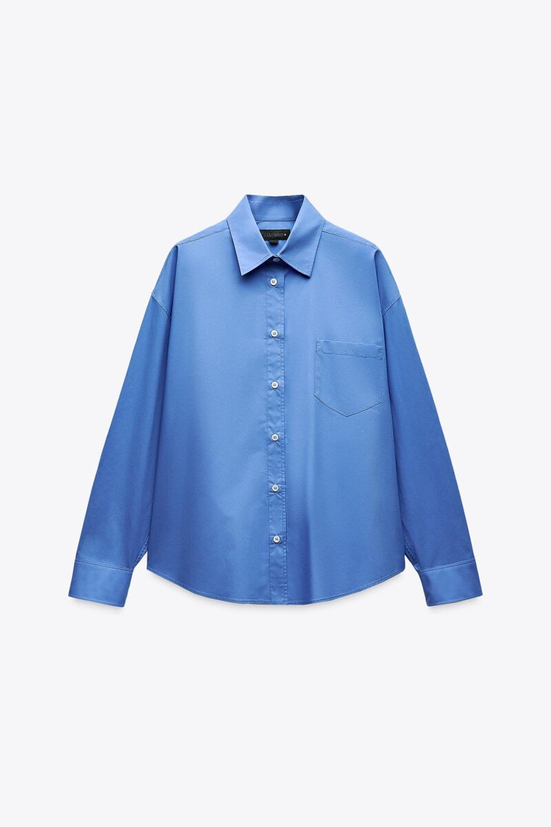 Camisa celeste.
