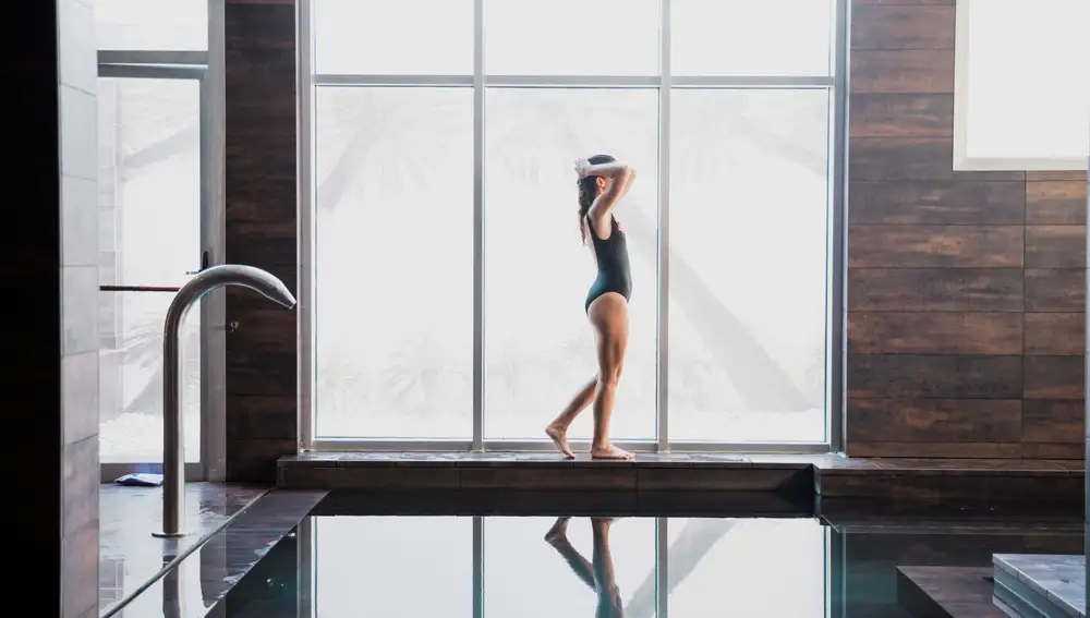 Mujer en piscina