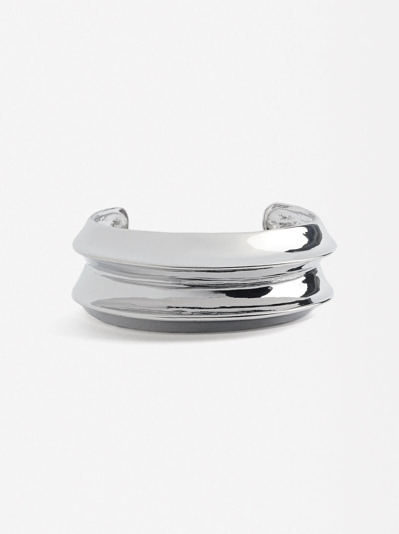 Brazalete metálico.