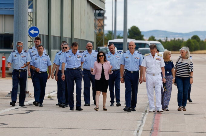 Visita la base aérea de Los Llanos en Albacete y mantiene un encuentro con efectivos del Ala 14. 