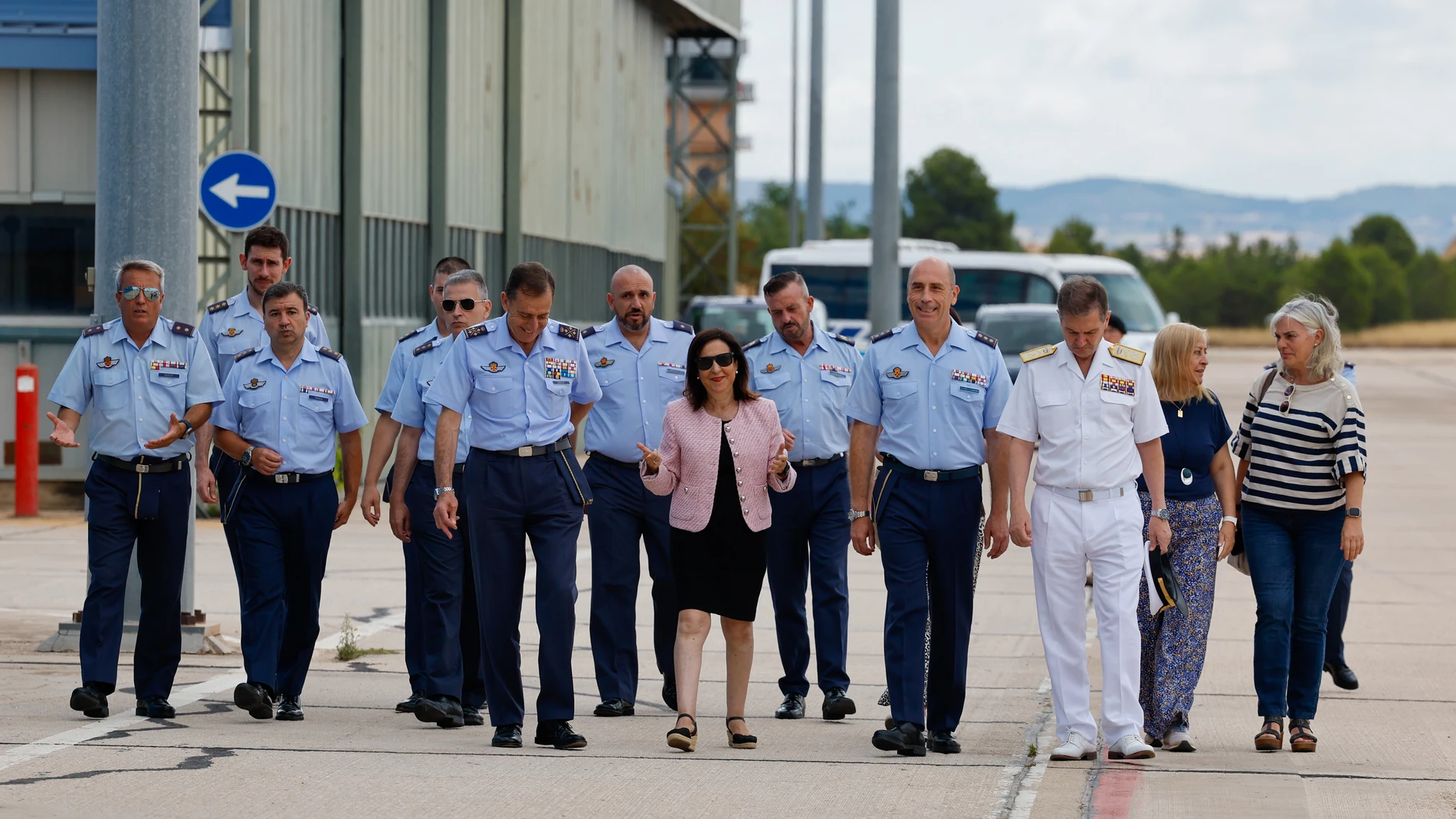 Visita la base aérea de Los Llanos en Albacete y mantiene un encuentro con efectivos del Ala 14.