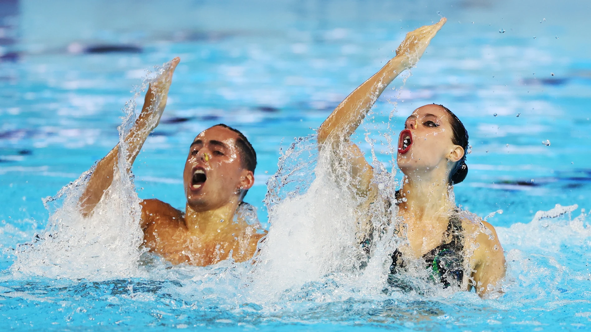 SINGAPORE (Singapore), 25/07/2025.- Dennis Gonzalez Boneu (L) and Iris Tio Casas (R) of Spain compete during the Mixed Duet Free finals of artistic swimming at the World Aquatics Championships Singapore 2025 in Singapore, 25 July 2025. (España, Singapur) EFE/EPA/FAZRY ISMAIL