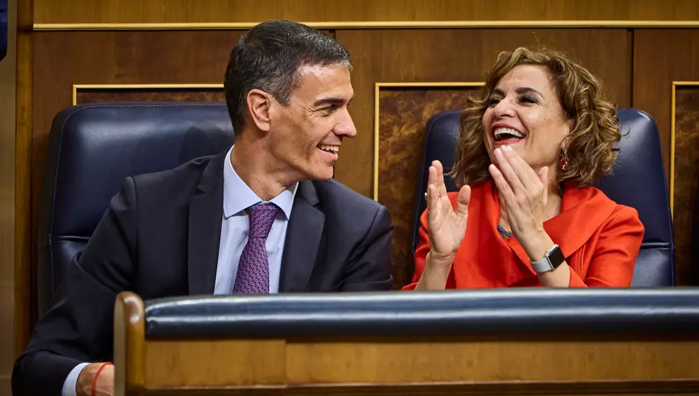Pedro Sánchez y María Jesús Montero en un pleno del Congreso de los Diputados