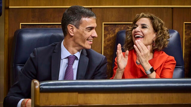 Pedro Sánchez y María Jesús Montero en un pleno del Congreso de los Diputados