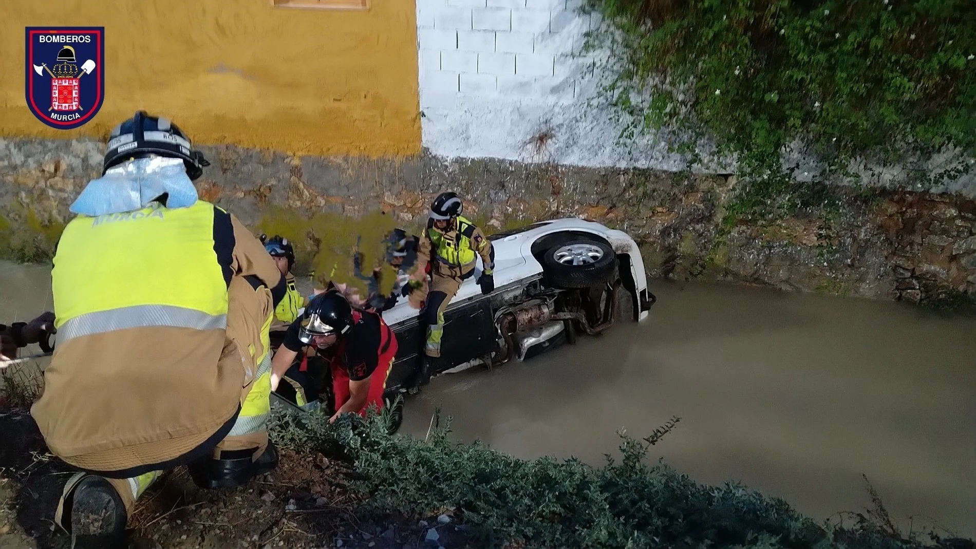 MURCIA.-Sucesos.- Rescatado un hombre tras ceder el terreno y caer el coche que conducía a una acequia de Murcia