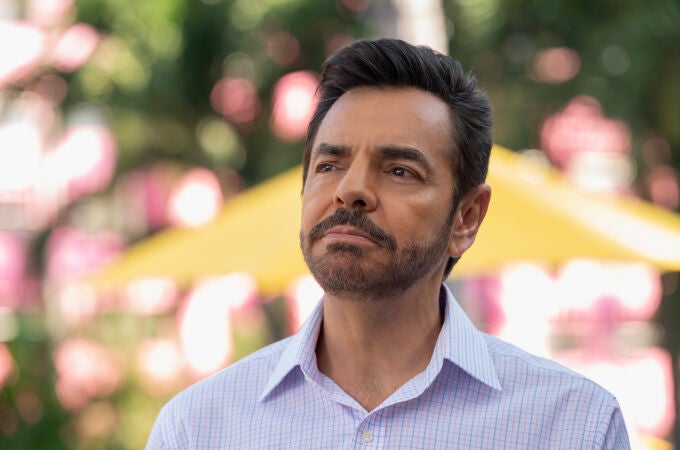 Eugenio Derbez aparece, en su versión de joven o de mayor, en casi todas las escenas de la serie