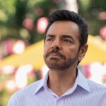 Eugenio Derbez aparece, en su versión de joven o de mayor, en casi todas las escenas de la serie