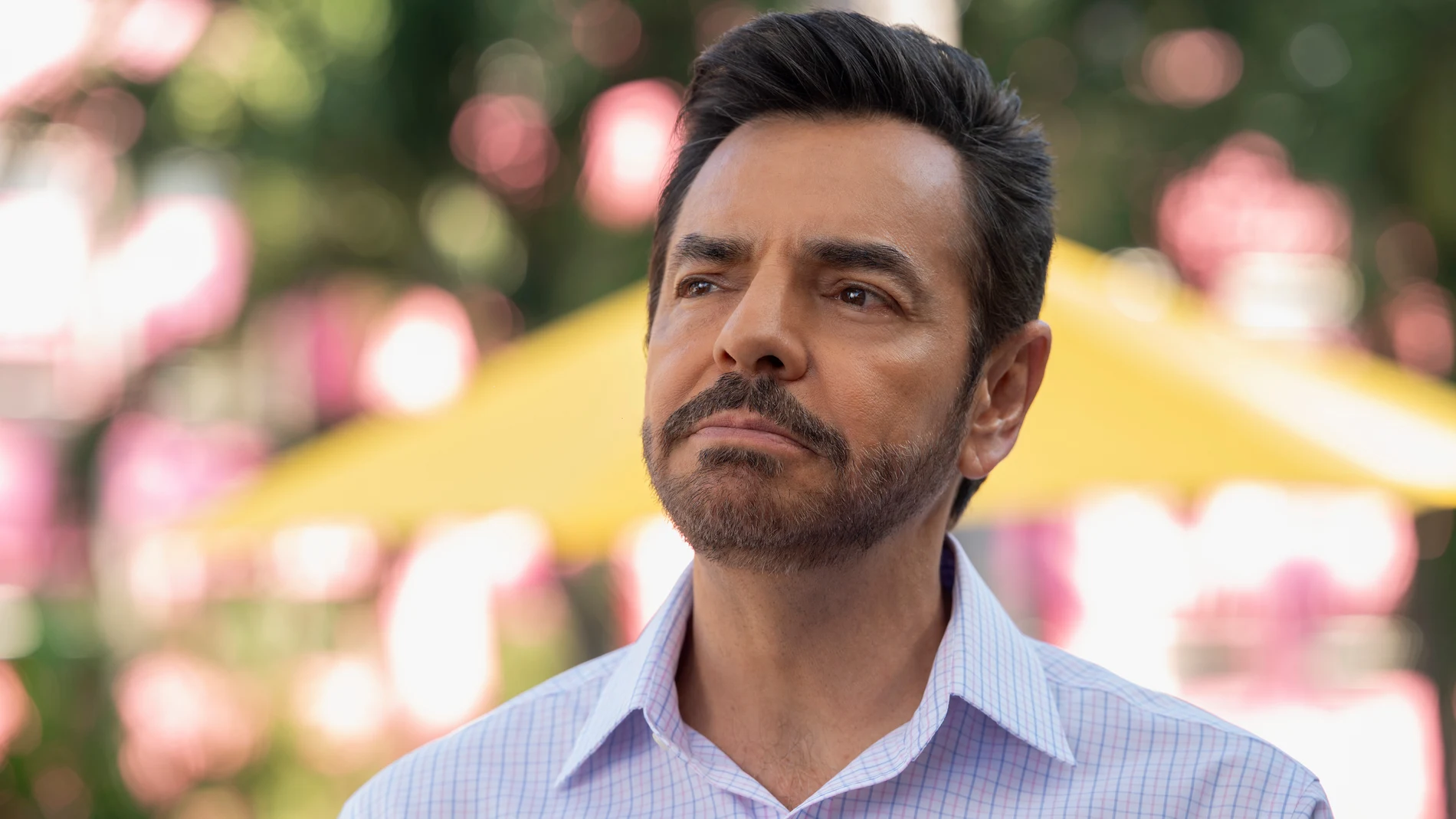 Eugenio Derbez aparece, en su versión de joven o de mayor, en casi todas las escenas de la serie