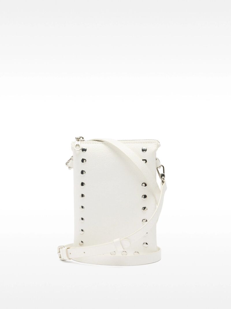 Minibolso con tachuelas.