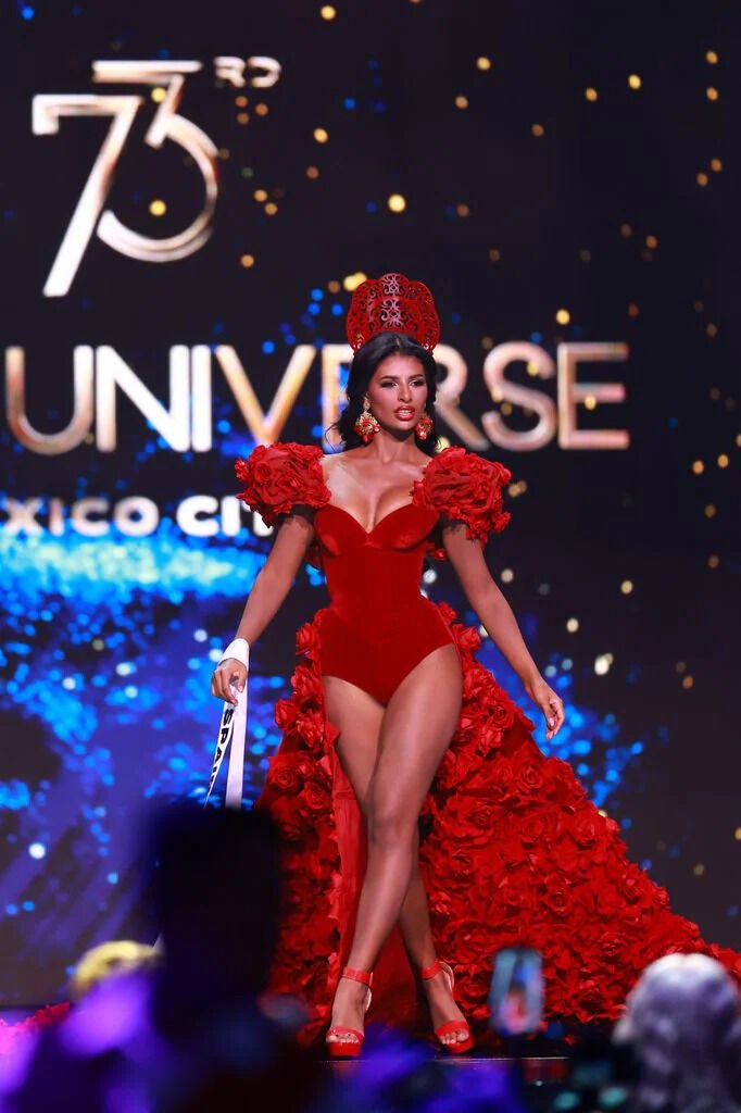 Michelle Jiménez desfila durante la competición de traje típico de Miss Universo 2024