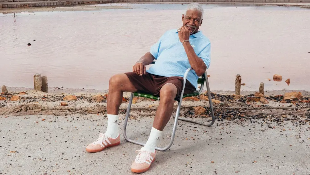 Uno de los protagonistas de la campaña, fotografiado en Cabo Rojo con las Gazelle en tono rosado.