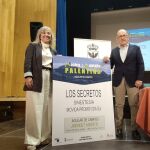 El director general de Infraestructuras y Sostenibilidad Ambiental, José Manuel Jiménez Blázquez, acompañado por la alcaldesa de la localidad, María José Ortega, presentan el concierto