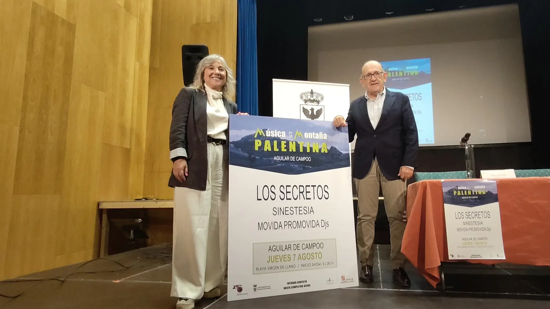 El director general de Infraestructuras y Sostenibilidad Ambiental, José Manuel Jiménez Blázquez, acompañado por la alcaldesa de la localidad, María José Ortega, presentan el concierto
