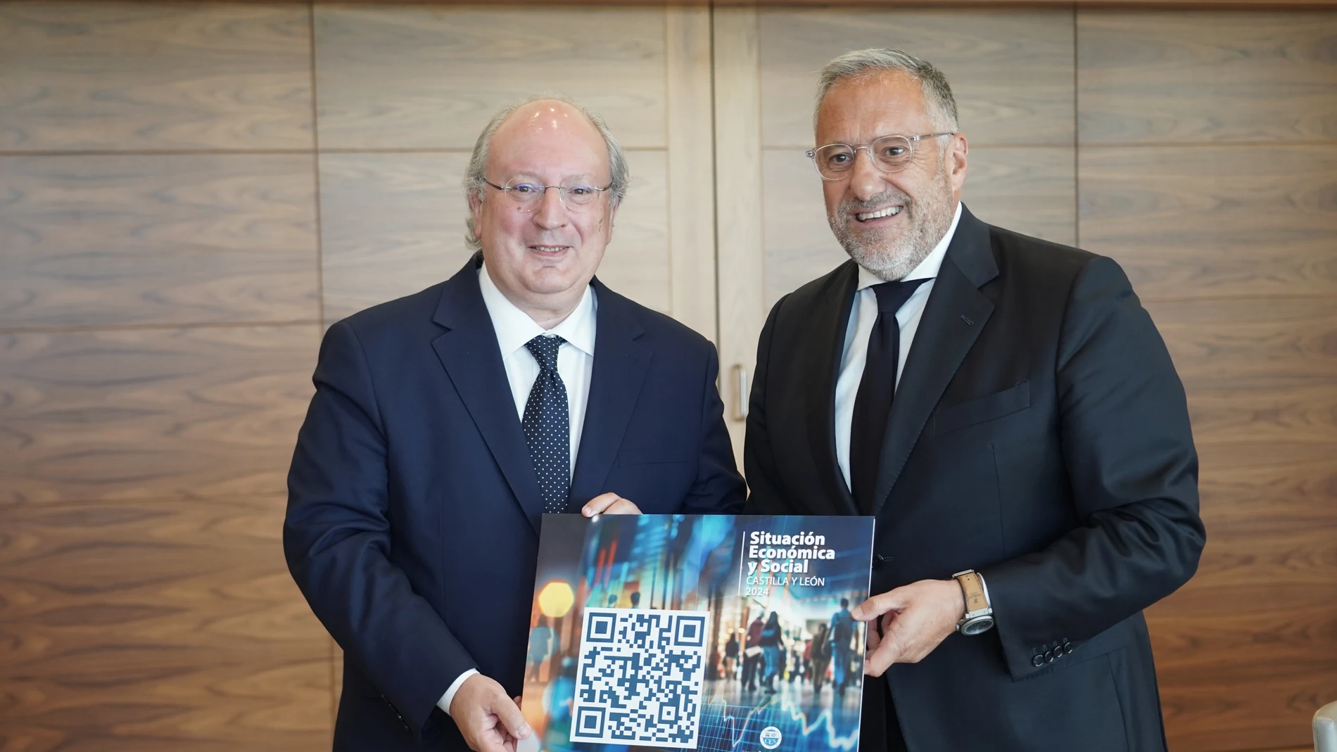 El presidente de las Cortes de Castilla y León, Carlos Pollán, recibe en su despacho al presidente del Consejo Económico y Social (CES), Enrique Cabero, que le entrega el Informe Anual 2024 de la institución