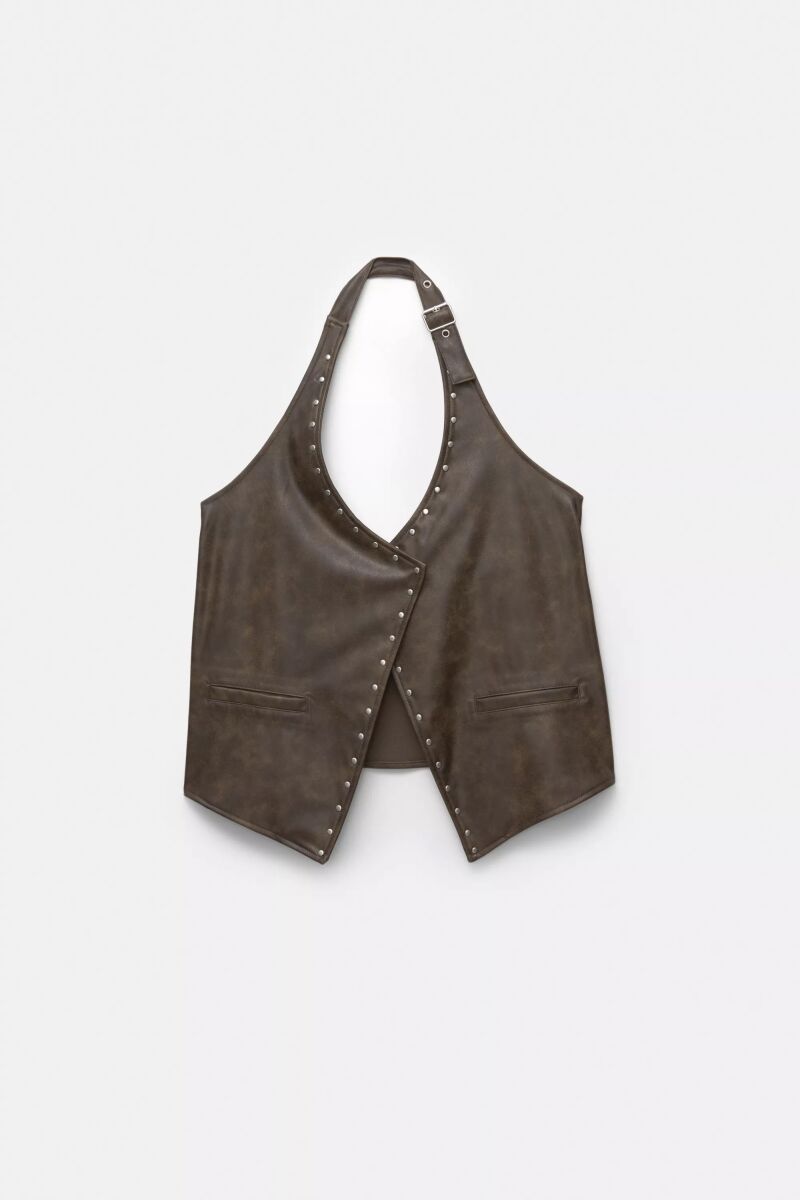 Top halter de efecto cuero.