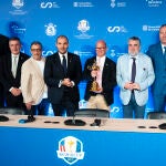 El director general de Ryder Cup Europe, Guy Kinnings (4d), el presidente del CSD, José Manuel Rodríguez Uribes (3d), los consellers de Presidencia de la Generalitat, Albert Dalmau (5i), y de Deportes, Berni Álvarez (2d), el chef Joan Roca (4i) y Pau Gasol (2i), durante la presentación de la Ryder Cup 2031