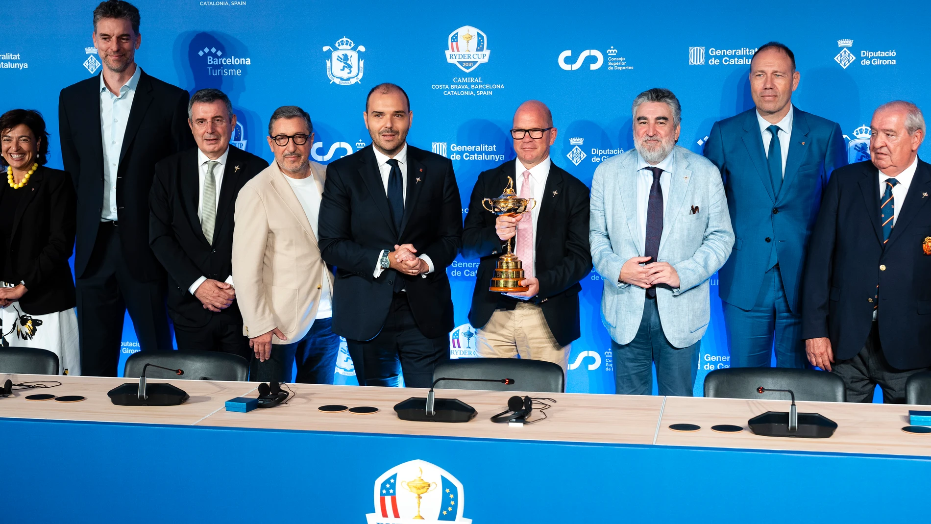 El director general de Ryder Cup Europe, Guy Kinnings (4d), el presidente del CSD, José Manuel Rodríguez Uribes (3d), los consellers de Presidencia de la Generalitat, Albert Dalmau (5i), y de Deportes, Berni Álvarez (2d), el chef Joan Roca (4i) y Pau Gasol (2i), durante la presentación de la Ryder Cup 2031