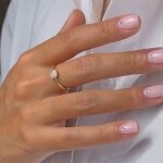 Minimalistas, glamurosas o con perlas: así se llevan las uñas elegantes este verano