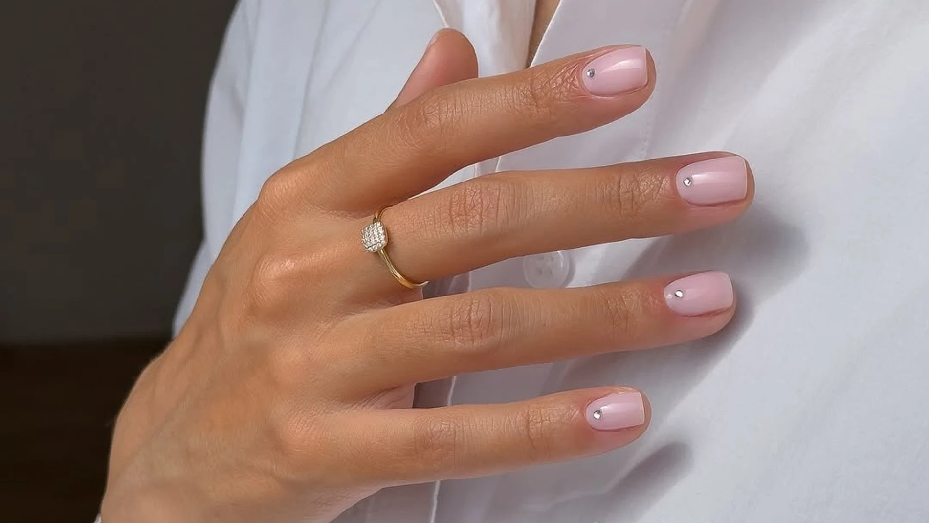 Minimalistas, glamurosas o con perlas: así se llevan las uñas elegantes este verano