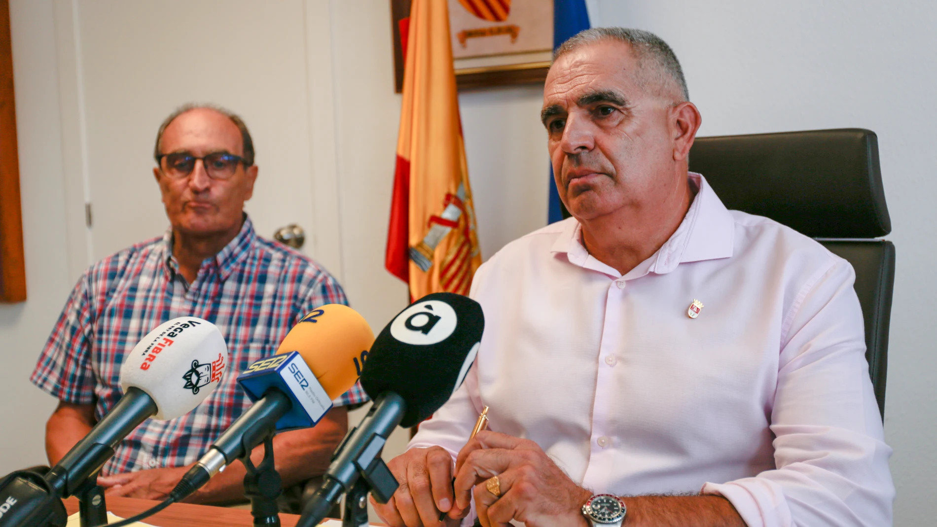 GRAFCVA8778. VALENCIA, 25/07/2025.- El secretario de la mesa del pleno, Paulino Herrero (i) y el alcalde José María Ballesteros, realizan declaraciones tras suspenderse la segunda moción de censura presentada en menos de dos meses por el PSPV-PSOE en San Fulgencio (Alicante) contra el alcalde del PP. EFE/Jose Pedro Martinez