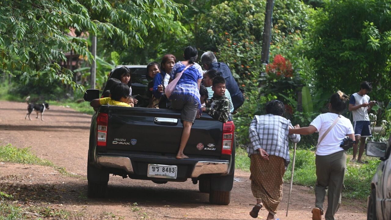 タイとカンボジアが互いに向き合っている間、何万人もの人々が家から逃げます