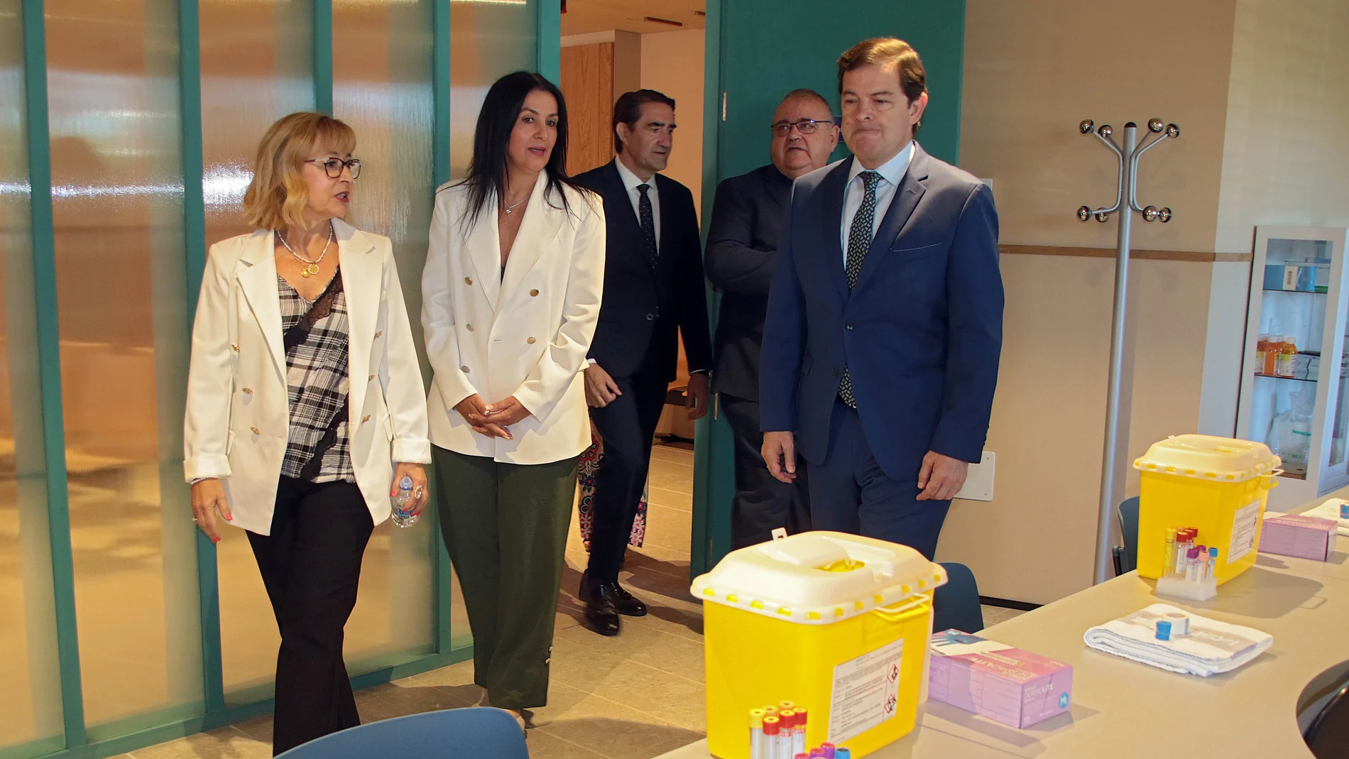 El presidente Alfonso Fernández Mañueco visita el nuevo centro de salud de San Andrés del Rabanado, acompañado, entre otros de los consejeros Alejandro Vázquez y Juan Carlos Suárez-Quiñones
