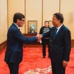 El presidente de la Generalitat, Salvador Illa, con el vicepresidente de la Asamblea Popular Nacional de China, Wu Weihua