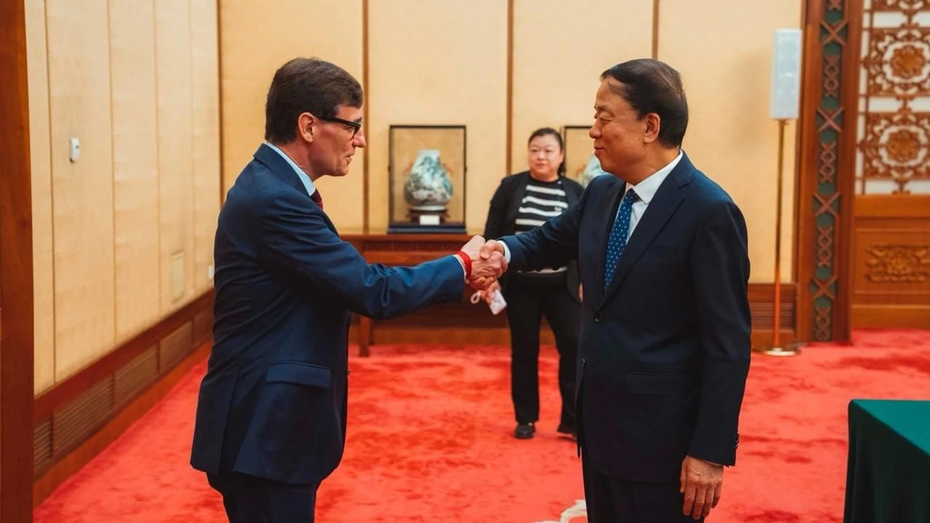El presidente de la Generalitat, Salvador Illa, con el vicepresidente de la Asamblea Popular Nacional de China, Wu Weihua REMITIDA / HANDOUT por ARNAU CARBONELL Fotografía remitida a medios de comunicación exclusivamente para ilustrar la noticia a la que hace referencia la imagen, y citando la procedencia de la imagen en la firma 25/07/2025