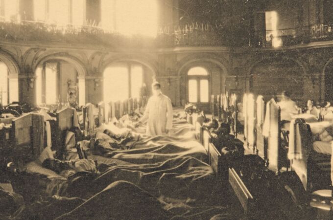 Un médico suizo en un hospital de emergencia en Zurich, en 1918