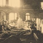 Un médico suizo en un hospital de emergencia en Zurich, en 1918