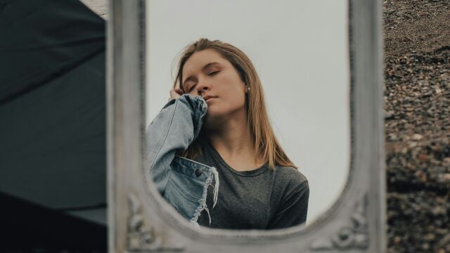 Hablar solo no es tan raro como crees: lo que dice la psicología sobre esta costumbre