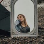Hablar solo no es tan raro como crees: lo que dice la psicología sobre esta costumbre