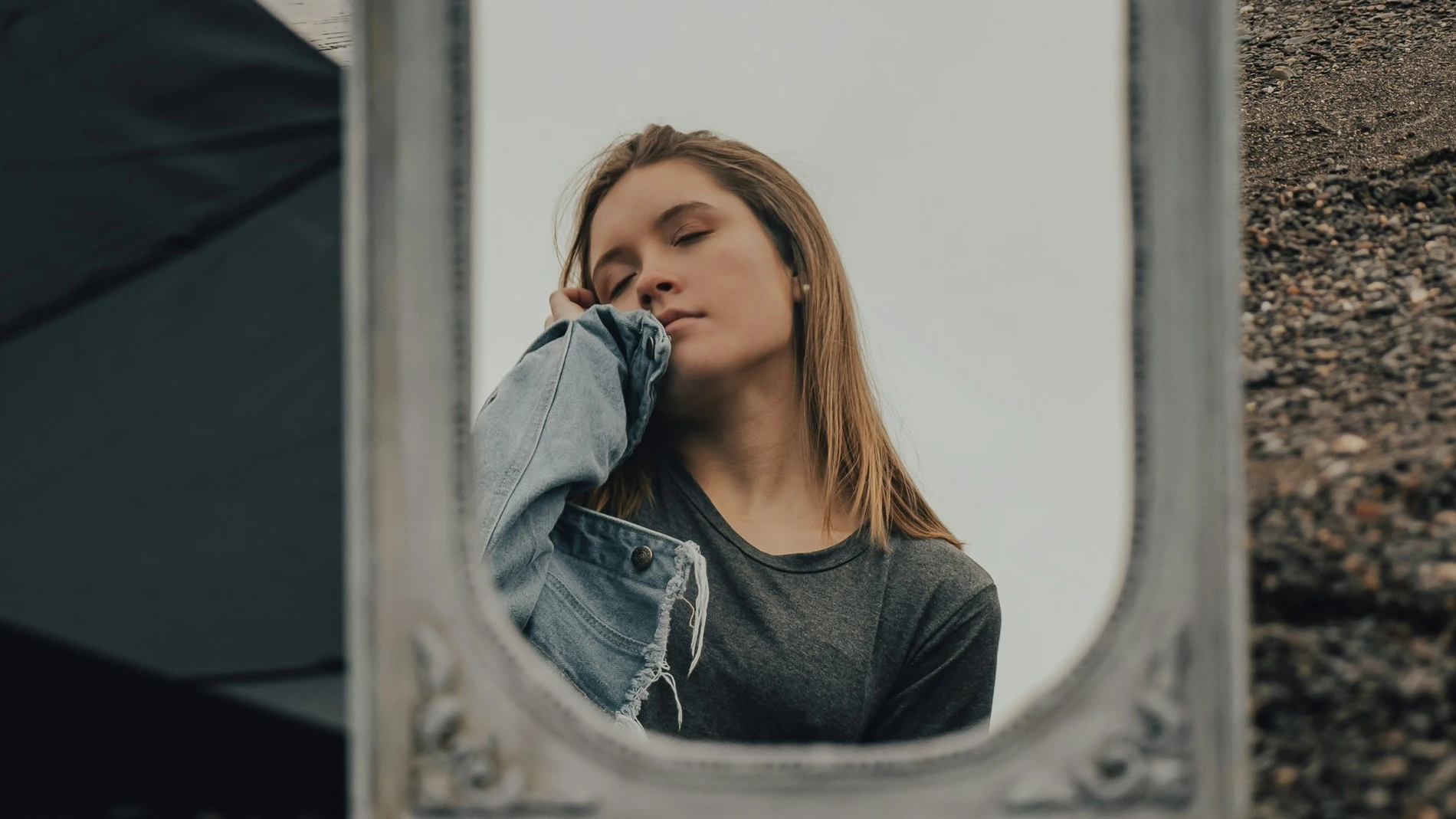 Hablar solo no es tan raro como crees: lo que dice la psicología sobre esta costumbre