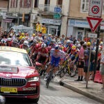 El pelotón, poco antes de la llegada en una de las últimas etapas