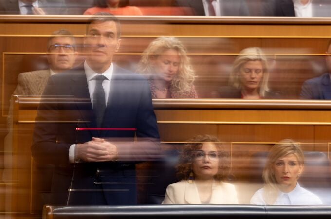 El presidente del gobierno, Pedro Sánchez, la vicepresidenta primera y ministra de Hacienda, María Jesús Montero, y la vicepresidenta segunda y ministra de Trabajo y Economía Social, Yolanda Díaz, durante un pleno en el Congreso de los Diputados
