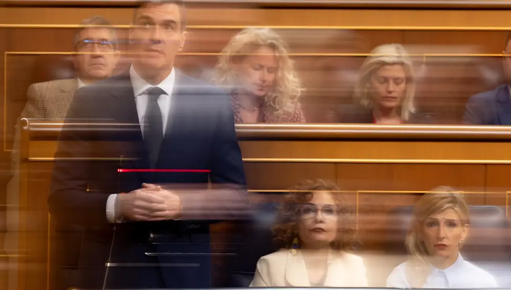 El presidente del gobierno, Pedro Sánchez, la vicepresidenta primera y ministra de Hacienda, María Jesús Montero, y la vicepresidenta segunda y ministra de Trabajo y Economía Social, Yolanda Díaz, durante un pleno en el Congreso de los Diputados