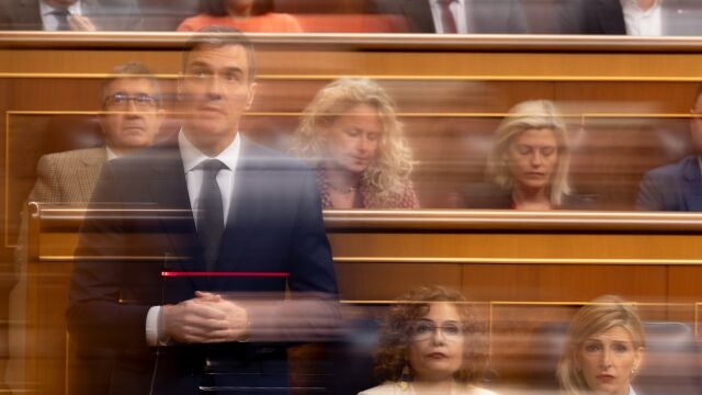 El presidente del gobierno, Pedro Sánchez, la vicepresidenta primera y ministra de Hacienda, María Jesús Montero, y la vicepresidenta segunda y ministra de Trabajo y Economía Social, Yolanda Díaz, durante un pleno en el Congreso de los Diputados