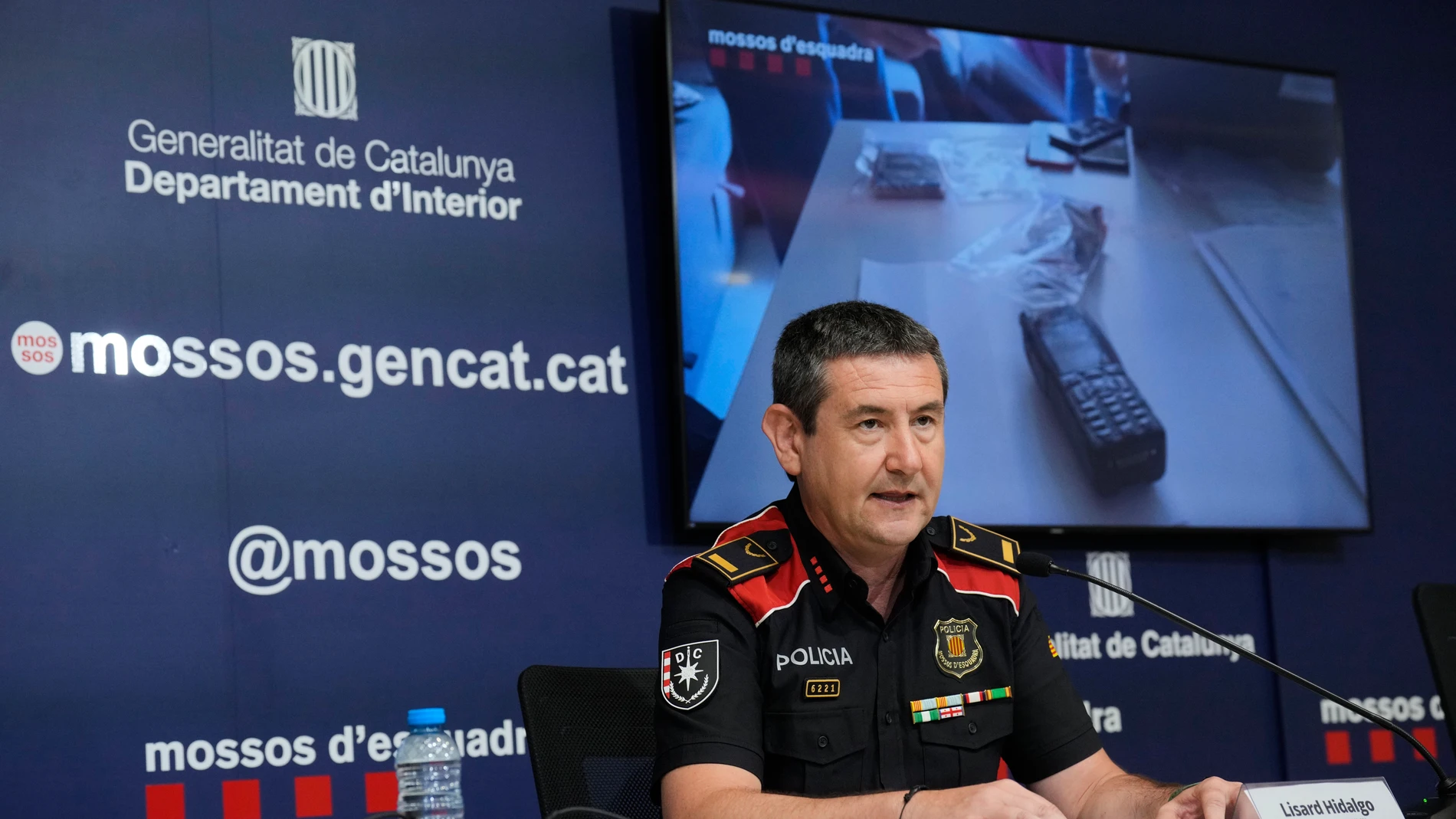 GRAFCAT856. BARCELONA, 25/07/2025.- El inspector jefe de la DIC de Barcelona de los Mossos d'Esquadra, Lisard Hidalgo, durante la rueda de prensa para dar detalles sobre el golpe policial que asestaron el pasado 17 de julio a las estructuras que controlaban en Barcelona el mercado ilícito de móviles robados y los enviaban a países de Asia y a Marruecos, en una operación en la que detuvieron a una veintena de personas. EFE/Alejandro García